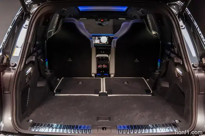 El Audi Q9 Flagship 2027 tiene portavasos lo suficientemente grandes para un Stanley y un sistema de sonido que vibra tu asiento.