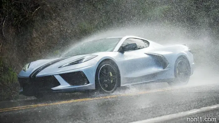 Bridgestone Potenza Sport EVO es un nuevo neumático para el día a día para coches de rendimiento moderno.