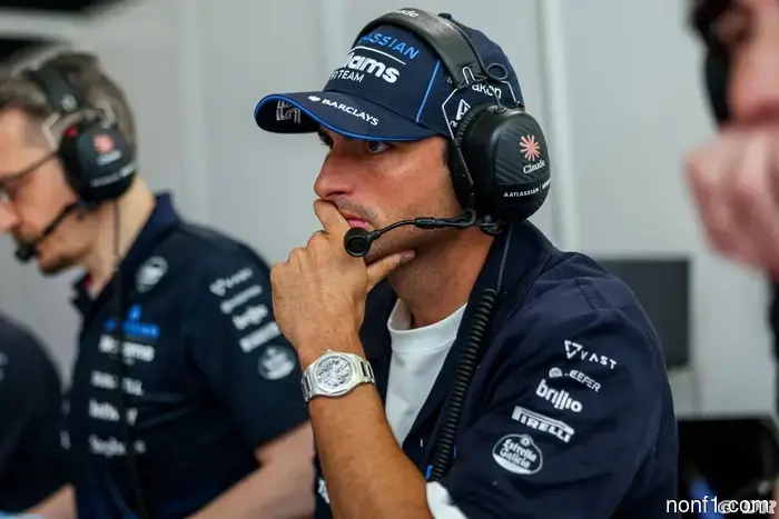 Sainz remains in position as pressure increases on Vowles.