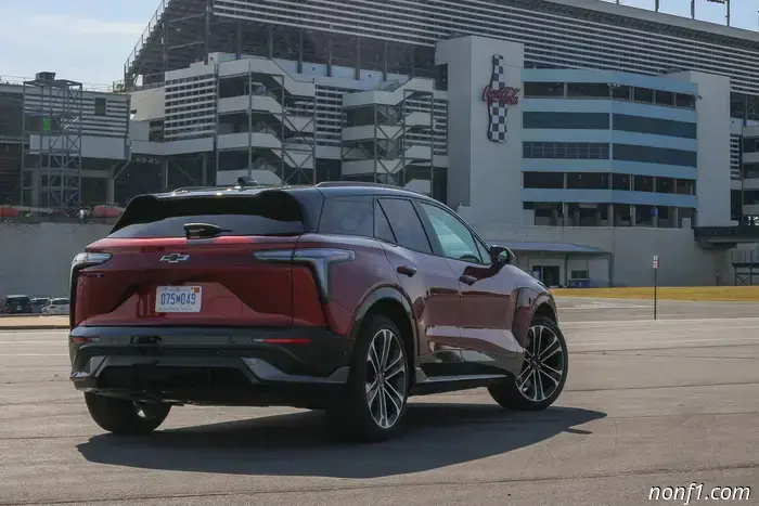 Обзор первого автомобиля Chevrolet Blazer EV SS 2025 года выпуска: Добро пожаловать обратно, V6 Malibu
