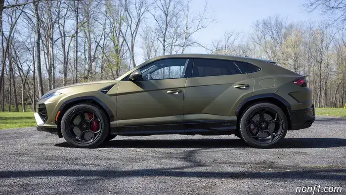 Обзор Lamborghini Urus SE 2025 года выпуска: Невероятно глупый супер-внедорожник