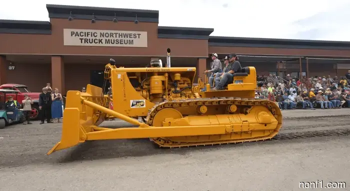 Bulldozer CAT de doble ancho con motores diésel 'siameses' es obra de coleccionistas dedicados