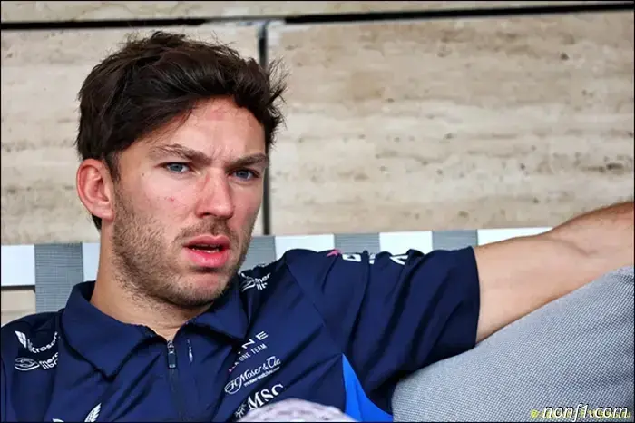 Cuatro pilotos arrancan en el sprint desde la calle de boxes.