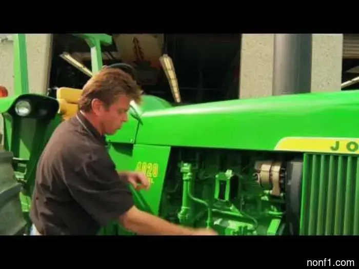 El diseñador de Hot Rod Chip Foose hizo que este tractor John Deere se pareciera a un viejo coche de carreras.