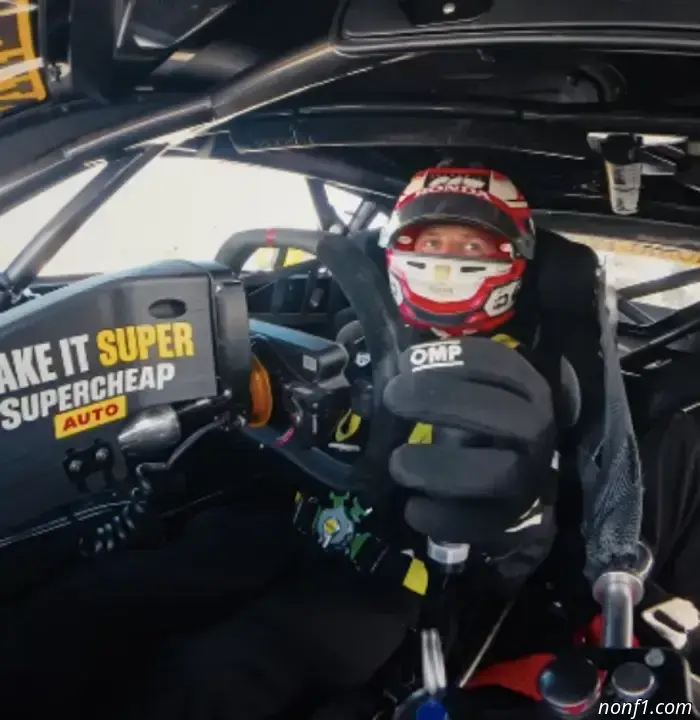 Лиам Лоусон в полном восторге от автомобиля серии Supercars.