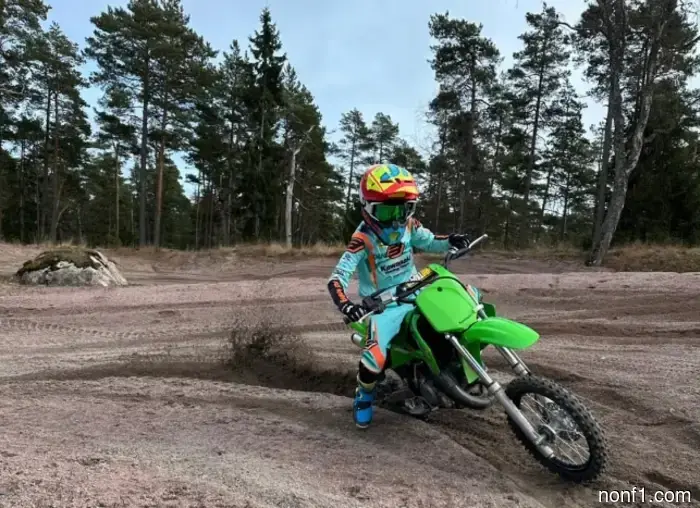 Robin Raikkonen está dominando la moto de cross.
