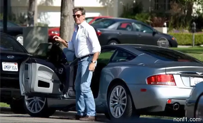 Pierce Brosnan recibió un Aston Martin por hacer 'Die Another Day', pero lo único que queda son placas de construcción.