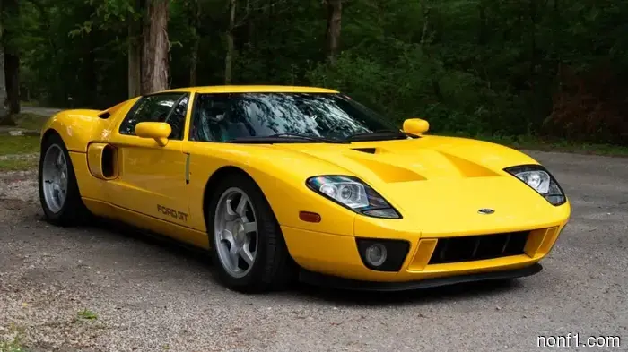 Solo dos Ford GT amarillos 2006 salieron de la fábrica sin franjas, y uno está a la venta.
