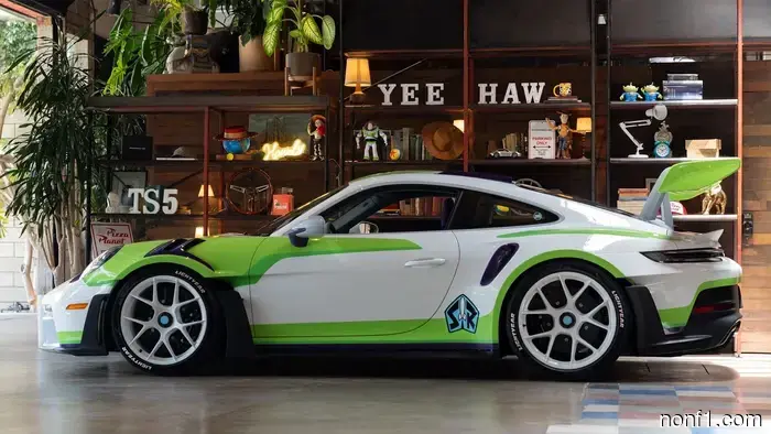 Цветовые волшебники Porsche создали краску, которая выглядит как джинсы, благодаря «Истории игрушек»