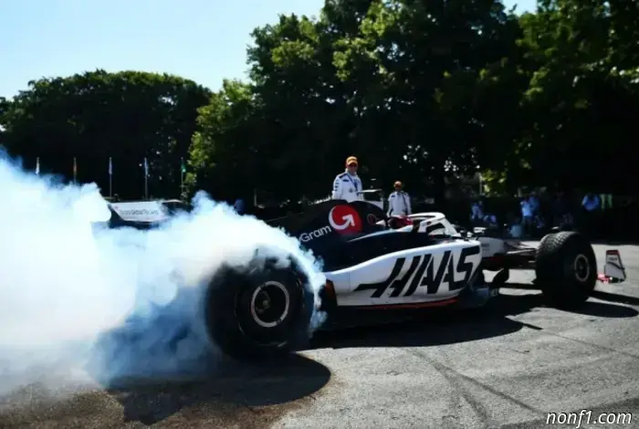 Haas F1 hace humo con los neumáticos en Goodwood.