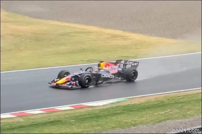 The Pirelli tests in Suzuka began under the rain.