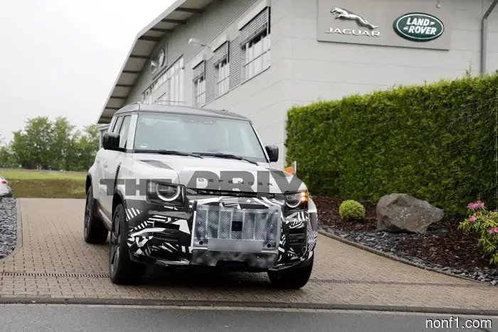 Espiado: El Land Rover Defender 110 está recibiendo asientos tipo capitán en la segunda fila.