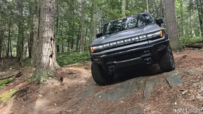 2026 Hummer EV Revisión Off-Road: Es Tecnología Contra Senderos Estrechos