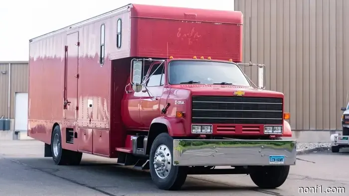 La camioneta Chevy Squarebody más grande del mundo está a la venta.