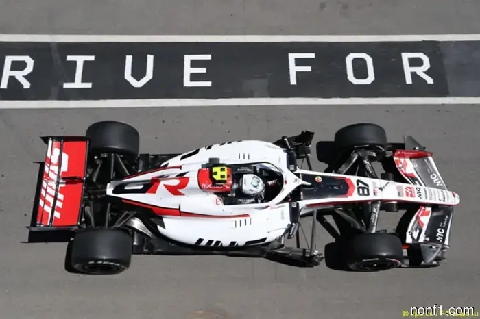Four racers start from the pit lane in the sprint.