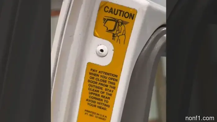 Двери старых минивэнов GM могут ударить вас по лицу. «Ремонт» заключался в наклейке.