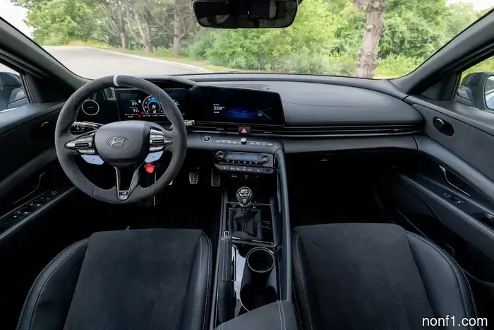 El Hyundai Elantra N TCR más picante sigue costando $7,500 menos que un Civic Type R.