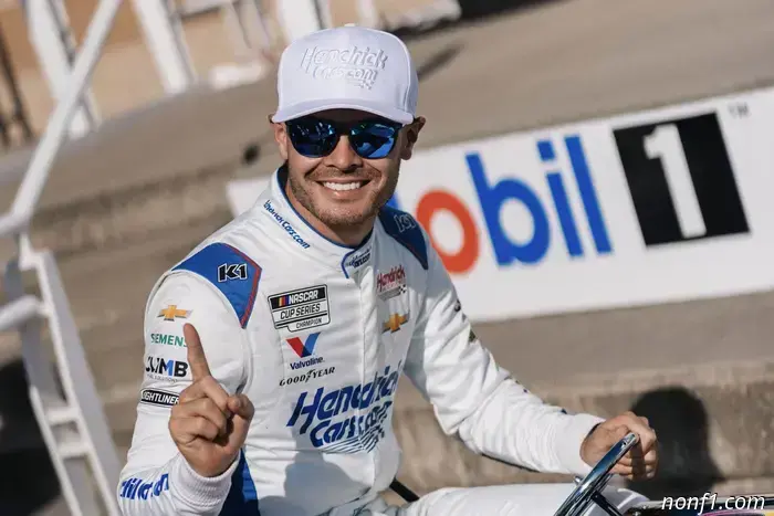 Звезда Nascar, связанная с Cadillac F1 seat