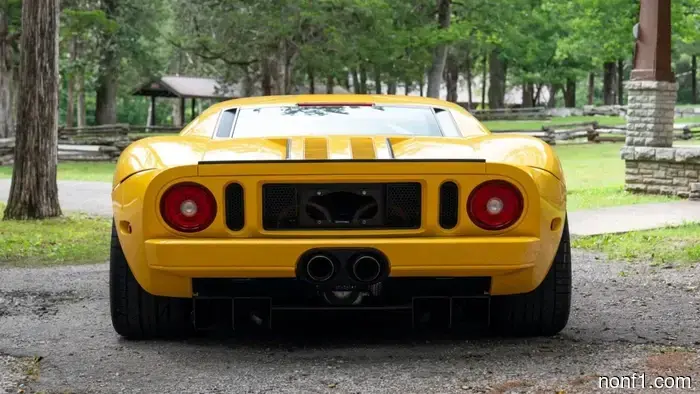 Solo dos Ford GT amarillos 2006 salieron de la fábrica sin franjas, y uno está a la venta.