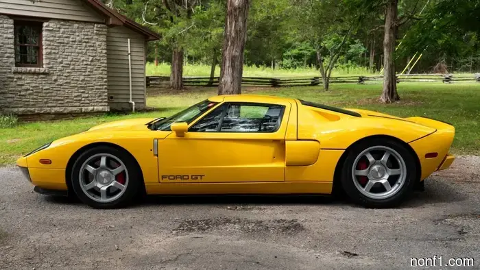 Solo dos Ford GT amarillos 2006 salieron de la fábrica sin franjas, y uno está a la venta.
