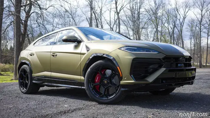 Обзор Lamborghini Urus SE 2025 года выпуска: Невероятно глупый супер-внедорожник