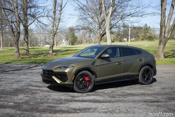 Обзор Lamborghini Urus SE 2025 года выпуска: Невероятно глупый супер-внедорожник