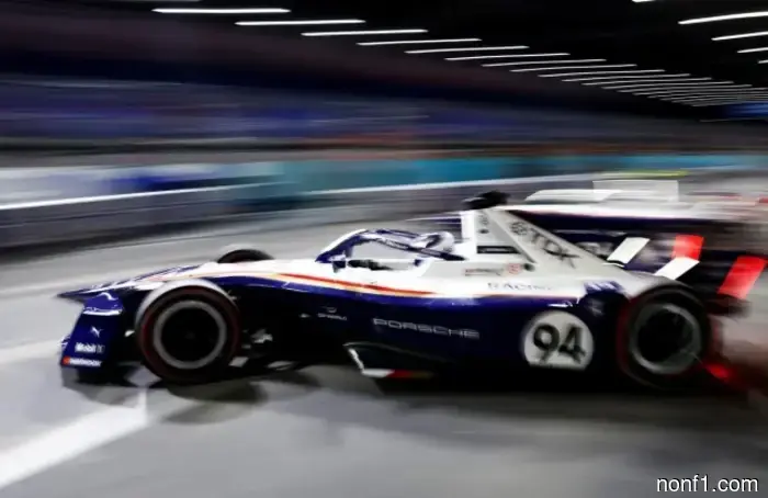 Формула E: Пилоты Porsche начинают гонку из первого ряда.