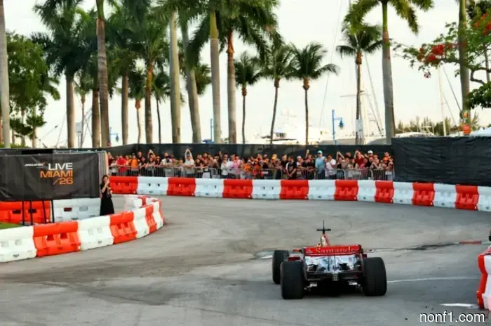 Команда McLaren провела впечатляющее шоу на улицах Майами.
