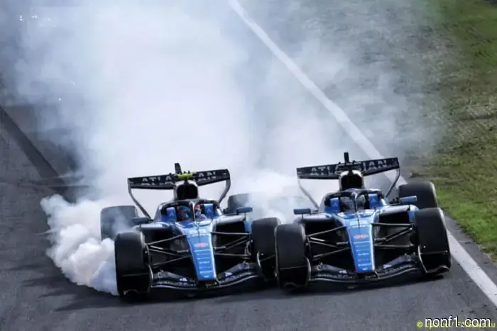 Carlos Sainz apologized to his teammate.