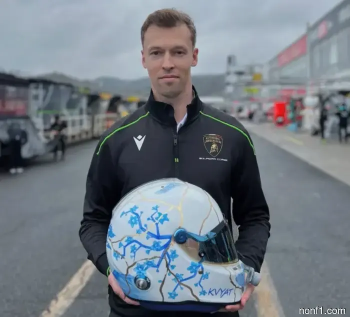 Даниил Квят продемонстрировал шлем для чемпионата Super GT.