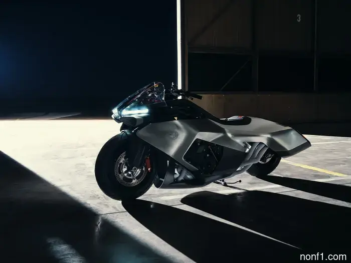 Los tubos de escape radicales del concepto Vision K18 de BMW parecen propulsores de nave estelar.