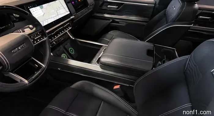 2027 GMC Sierra становится еще более роскошным с подвижным экраном и динамиками в подголовниках
