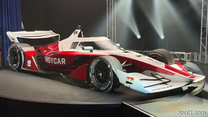 IndyCar necesitaba un nuevo piloto por muchas razones. Romper récords en pista es una de ellas.