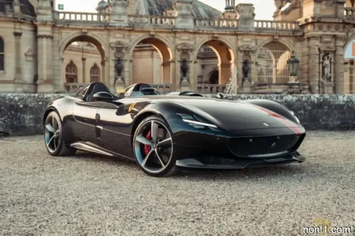 A rare Ferrari, like Verstappen's, was caught by the London police.