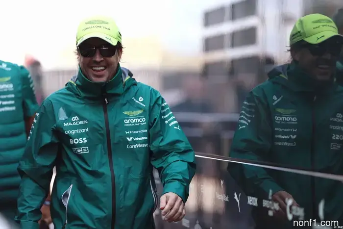 Button openly encourages Alonso to remain at Aston.