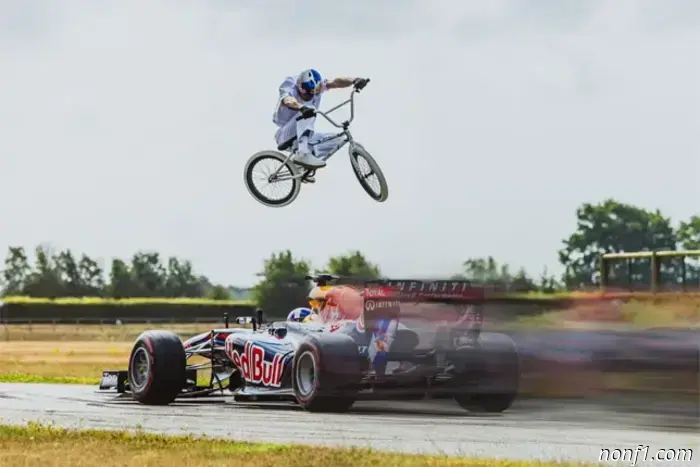 Video: Primer salto en bicicleta BMX sobre un coche de F1