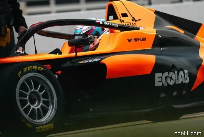 Mika Häkkinen se alegra del progreso de su hija.
