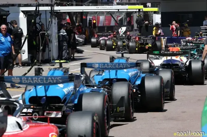 Los comisarios multaron a Williams por un incidente en el pit lane.
