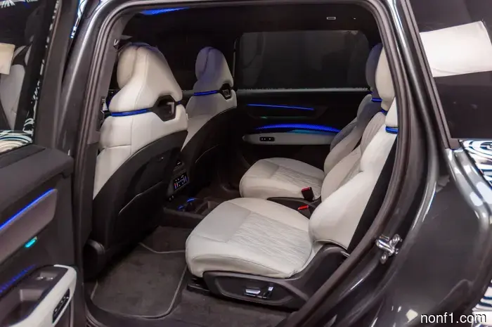 El Audi Q9 Flagship 2027 tiene portavasos lo suficientemente grandes para un Stanley y un sistema de sonido que vibra tu asiento.