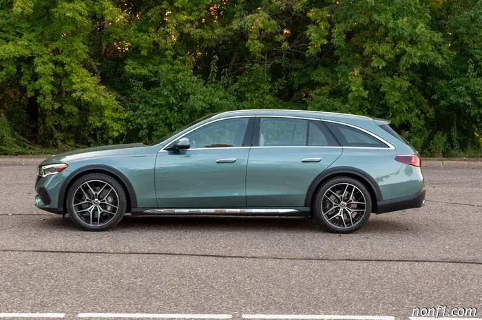 Reseña del Mercedes‑Benz E450 All‑Terrain 2025: Pensado para todo tipo de caminos