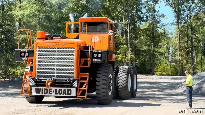 El camión Mack más grande del mundo vuelve a circular después de una importante restauración.