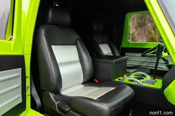 Alguien convirtió una vieja furgoneta Ford en un mini semi y es fantástico.