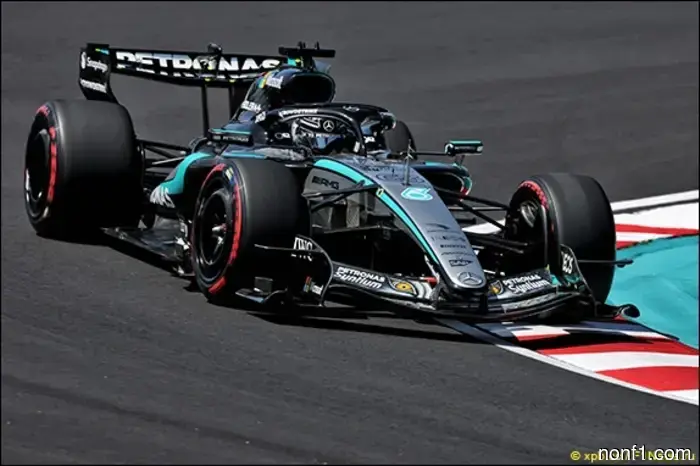 Oscar Piastri leads in the second practice.