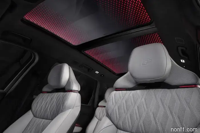 El Audi Q9 Flagship 2027 tiene portavasos lo suficientemente grandes para un Stanley y un sistema de sonido que vibra tu asiento.