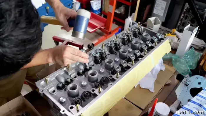 Por favor, disfruta de esta tienda de carreras japonesa construyendo un motor.
