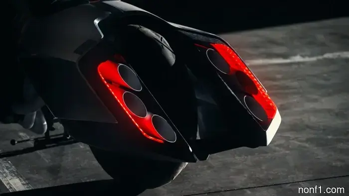 Los tubos de escape radicales del concepto Vision K18 de BMW parecen propulsores de nave estelar.