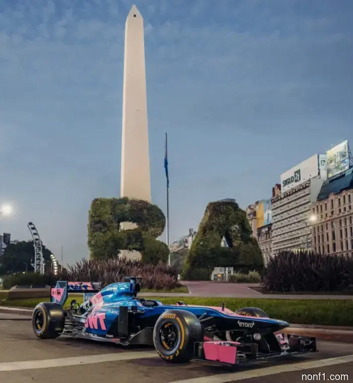 Kolapinto se sentará al volante del Lotus E20 en Buenos Aires.