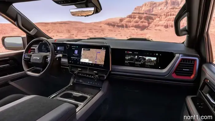Gran, Malvado Chevy Silverado ZR2 Off-Roader Tiene 60 Pulgadas de Pantallas… Por Alguna Razón