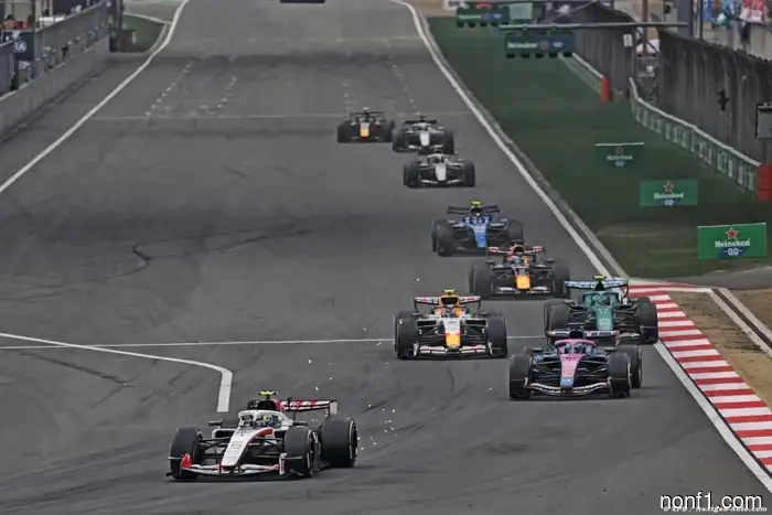 Villeneuve supports the 2026 regulations as criticism intensifies.