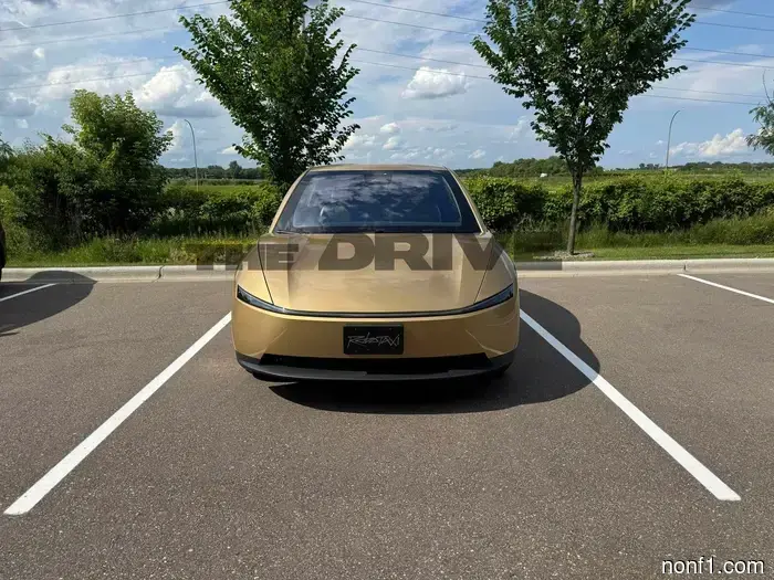 Два Tesla Cybercab только что приземлились в Миннеаполисе. Никто не знает, почему.